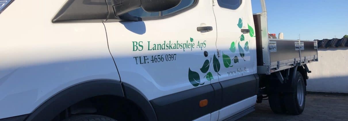 Her ses en firmabil med rullegræs fra bslp.dk